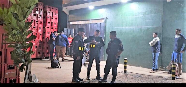 Personal de Investigación de Delitos están investigando el asalto a mano armada en un centro comercial de Carapeguá.