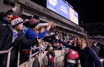 El delantero de la selección paraguaya de fútbol, Antonio Sanabria saluda a los aficionados albirrojos tras el partido amistoso ante Estados Unidos.
