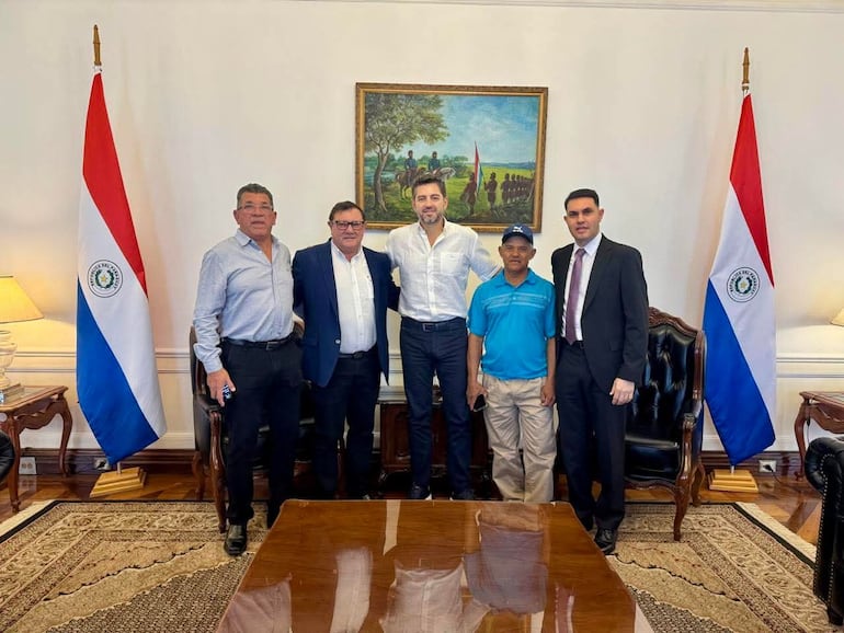 Reunión entre el intendente Hernán Ysidro Rivas (ANR-HC), el Senador Hernán David Rivas (ANR-HC), el Vicepresidente Pedro Alliana, con manifestantes de Tomás Romero Pereira el pasado 18 de marzo.