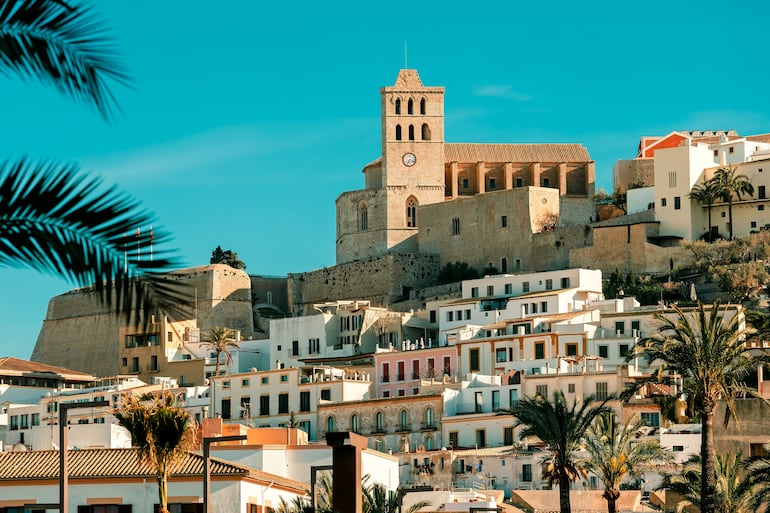 Vista de Dalt Vila, un casco histórico fortificado y una catedral bajo un cielo azul claro en Eivissa, Ibiza, España.