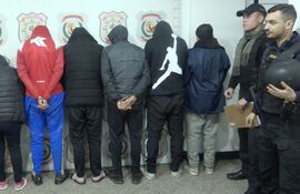Los detenidos fueron llevados a la sede de Investigaciones, para inspección médica y ser fichados.