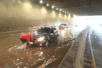 Un auto quedó varado ayer bajo por el raudal, en el superviaducto de Aviadores del Chaco.