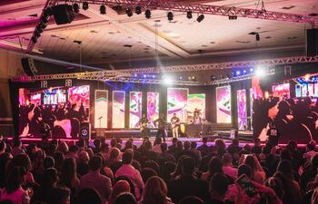 La ceremonia incluye también actuaciones en vivo de invitados especiales, para disfrutar de una experiencia completa.