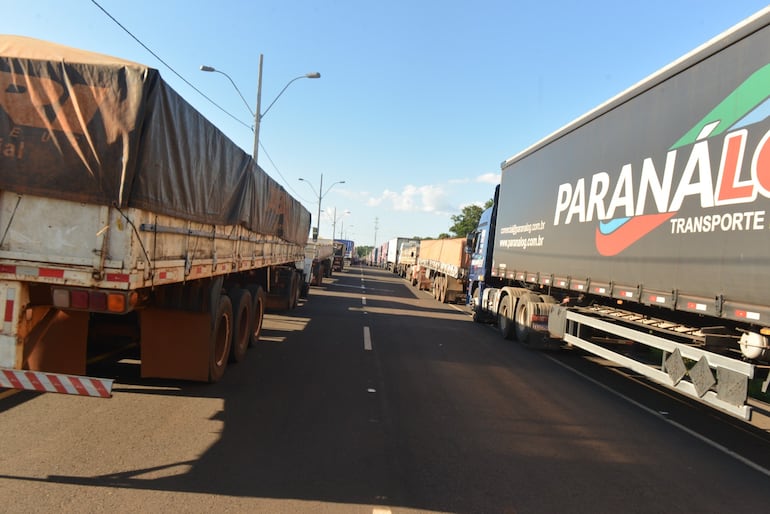 Filas de camiones en el tramo que conduce al Puente de la Integración, en Presidente Franco.