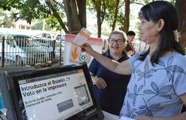 Ayer, en la ciudad de Limpio, el Ciudad Mujer Móvil ofreció la oportunidad de practicar con la máquina de voto electrónico, además de ofrecer otros servicios.