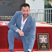 Noah Wyle posando junto a su estrella en el Paseo de la Fama en Hollywood, California, el 9 de abril de 2026. (Frederic J. Brown / AFP)