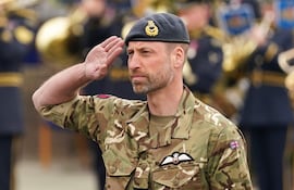 El príncipe William saluda durante una visita a la base aérea de RAF Valley en Anglesey. (Dominic Lipinski / POOL / AFP)