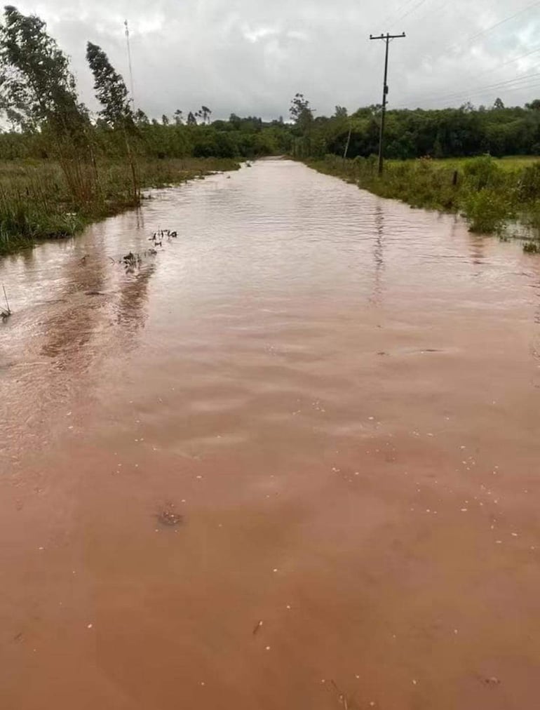 Las intensas lluvias desbordan arroyos en Paso Yobái, inundando caminos y viviendas en la compañía Curuzú.