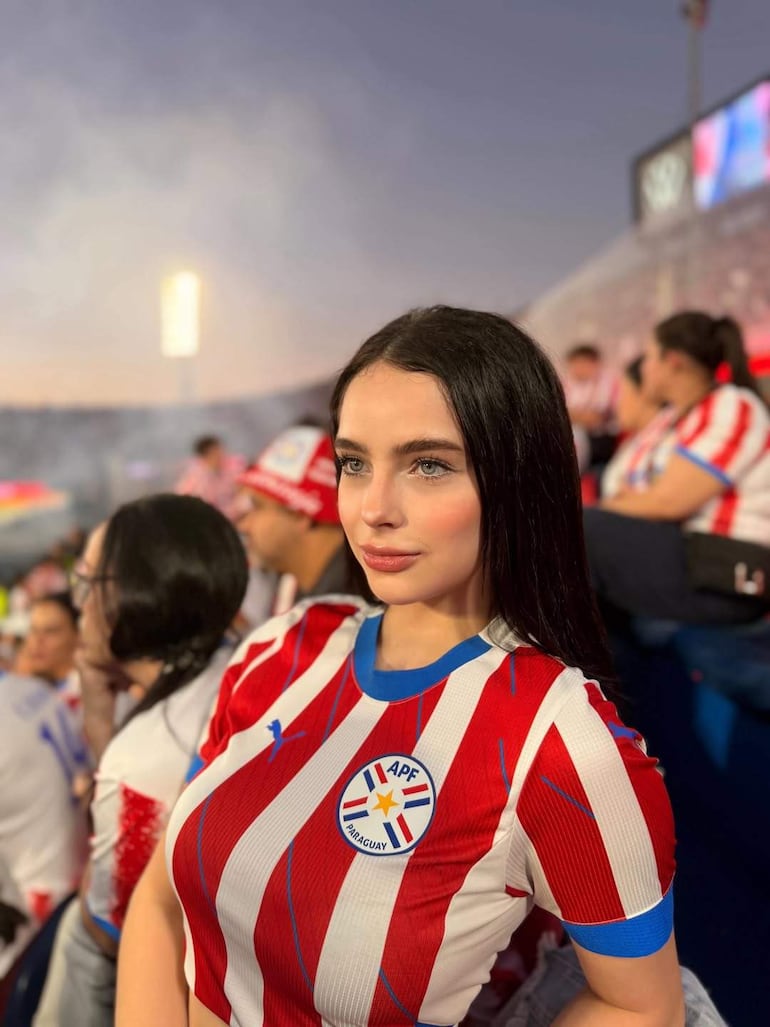 Naiel Aguilera, la fan de la Albirroja que se volvió viral - Gente