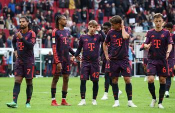Los jugadores del Bayern de Múnich se lamentan tras el partido de fútbol de la Bundesliga, primera división alemana, entre el FC Augsburgo y el FC Bayern de Múnich en Augsburgo, en el sur de Alemania.