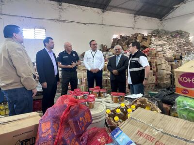 El director nacional de la DNIT, Óscar Orué (primero de la derecha), durante el recorrido por el depósito aduanero en Mariano Roque Alonso.