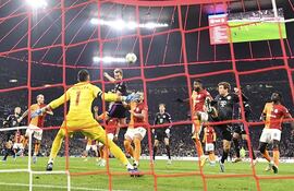 Harry Kane anota con golpe de cabeza el primer gol para el Bayern Munich ante Galatasaray.