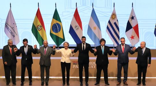 Firma del acuerdo Mercosur Unión Europea, en Asunción. Así saludaron los mandatarios y representantes de ambos bloques.