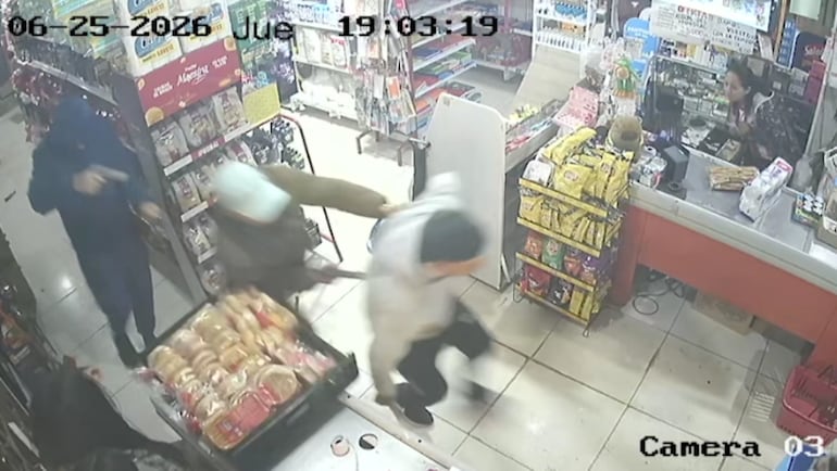 Alberto González Martínez es sacado a punta de pistola por dos hombres de adentro de un supermercado de Ñemby.