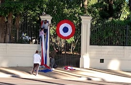 Recién el domingo 10 de mayo a las 16:45, el presidente de la República, Santiago Peña, acusó recibo de las fechas patrias y se instalaron las banderas y pabellones.