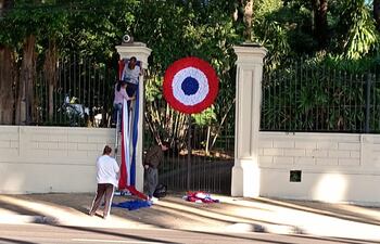 Recién el domingo 10 de mayo a las 16:45, el presidente de la República, Santiago Peña, acusó recibo de las fechas patrias y se instalaron las banderas y pabellones.