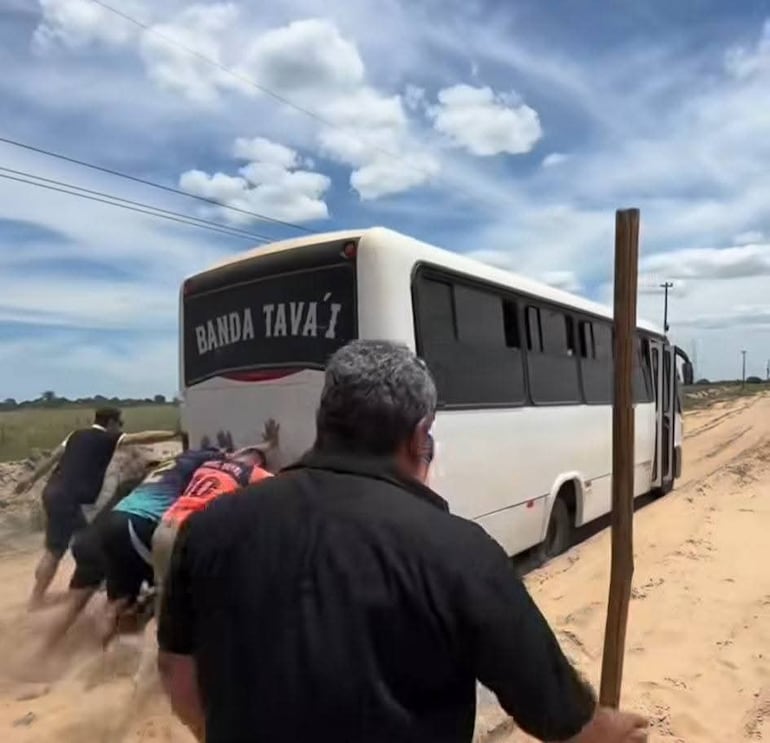 El vehículo de Banda Tava'i siendo empujado para poder atravesar el camino que conduce a Laureles.