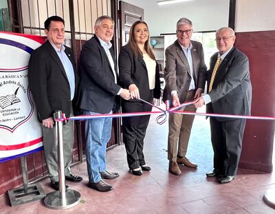 El embajador de EE.UU. Marc Ostfield. (2° de la d.), en Lambaré. En la foto posa, el ministro de Educación, Luis Ramírez.