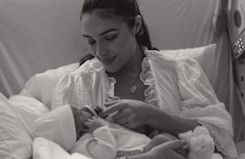 La Miss Universo 2012 Olivia Culpo con el recién nacido Roman en sus brazos.