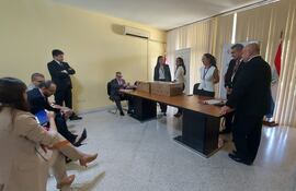 Aspecto de la apertura de ofertas el viernes último en la sede de la Conajzar. Se presentaron dos de los tres consorcios inicialmente interesados en la explotación.