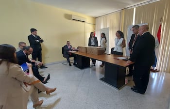 Aspecto de la apertura de ofertas el viernes último en la sede de la Conajzar. Se presentaron dos de los tres consorcios inicialmente interesados en la explotación.