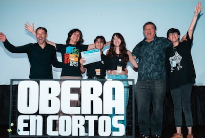 El equipo del cortometraje "Mamá Michí" y el actor Mario Toñanez del cortometraje "Gallina" celebran los reconocimientos obtenidos en el festival Oberá en Cortos.