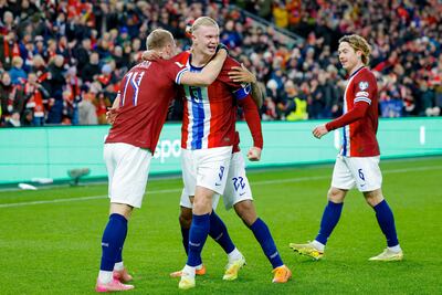 El noruego Julian Ryerson (I), Erling Braut Haaland (C), Oscar Bobb y Patrick Berg (D) celebran un gol durante el partido de fútbol del Grupo I de las Eliminatorias Europeas para la Copa Mundial de la FIFA 2026 entre Noruega y Estonia en el Estadio Ullevaal en Oslo, Noruega.