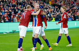 El noruego Julian Ryerson (I), Erling Braut Haaland (C), Oscar Bobb y Patrick Berg (D) celebran un gol durante el partido de fútbol del Grupo I de las Eliminatorias Europeas para la Copa Mundial de la FIFA 2026 entre Noruega y Estonia en el Estadio Ullevaal en Oslo, Noruega.