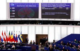 pantallas con los resultados de la votación sobre la remisión legal del acuerdo del Mercosur, durante una sesión de votación en el Parlamento Europeo en Estrasburgo, este de Francia, el 21 de enero de 2026.