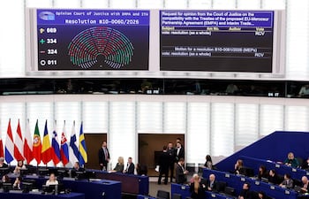 pantallas con los resultados de la votación sobre la remisión legal del acuerdo del Mercosur, durante una sesión de votación en el Parlamento Europeo en Estrasburgo, este de Francia, el 21 de enero de 2026.