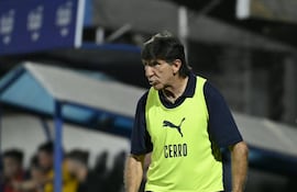 El entrenador de Cerro Porteño, Gustavo Adolfo Costas Makeira (63 años) dando indicaciones en el duelo ante Sportivo Trinidense, disputado en Itauguá.