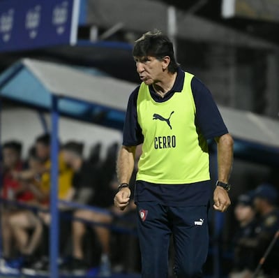 El entrenador de Cerro Porteño, Gustavo Adolfo Costas Makeira (63 años) dando indicaciones en el duelo ante Sportivo Trinidense, disputado en Itauguá.
