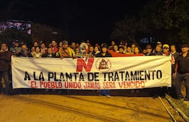 Vecinos del barrio Resistencia mantienen una protesta indefinida en rechazo a la planta de tratamiento de residuos cloacales proyectada en el predio del exmatadero municipal.