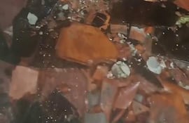 Restos de vidrio tipo blindex y del techo afectado tras el desprendimiento de un panel de una obra de la Corte.