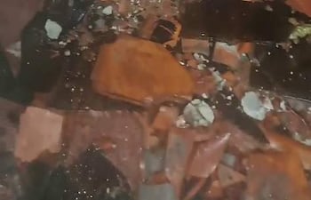 Restos de vidrio tipo blindex y del techo afectado tras el desprendimiento de un panel de una obra de la Corte.