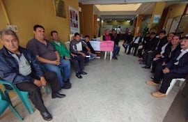 Funcionarios municipales de Paraguarí realizan una sentata dentro y fuera de la sede comunal en reclamo del pago de cinco meses de salarios atrasados.