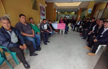 Funcionarios municipales de Paraguarí realizan una sentata dentro y fuera de la sede comunal en reclamo del pago de cinco meses de salarios atrasados.