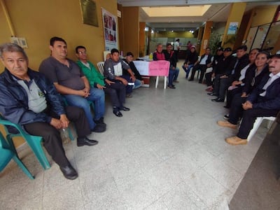 Funcionarios municipales de Paraguarí realizan una sentata dentro y fuera de la sede comunal en reclamo del pago de cinco meses de salarios atrasados.