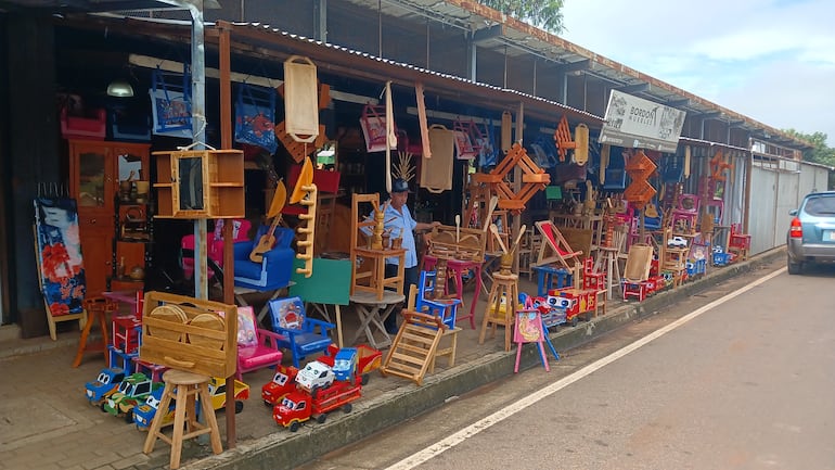 El área de servicio mira hacia los vecinos, situación que redujo las venta de los vendedores de madera.