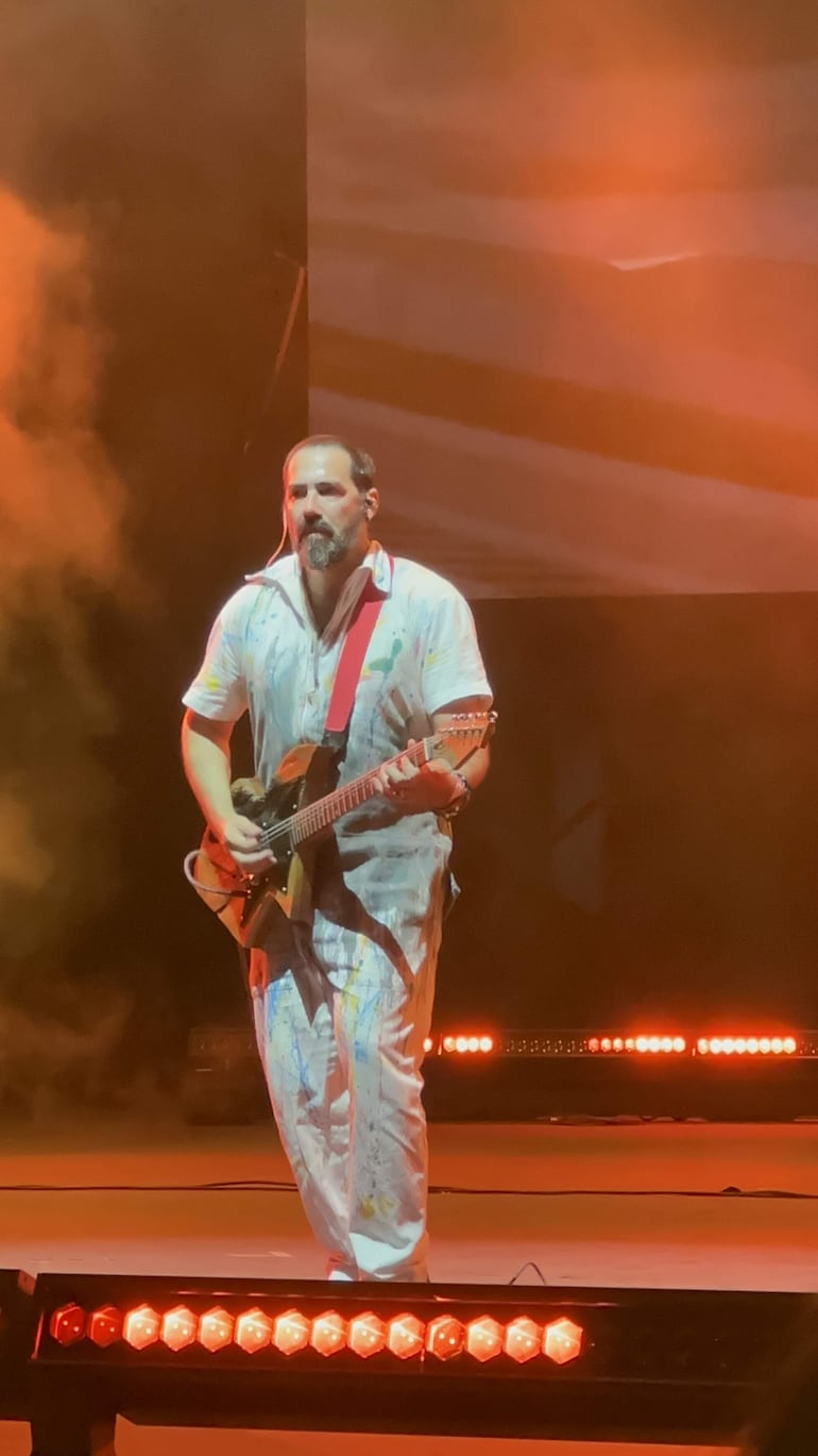 Sebastián Centurión ejecutando la guitarra durante el show de Altamirano.