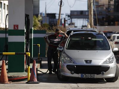 Un hombre carga combustible a su vehículo en una gasolinera en La Habana (Cuba).