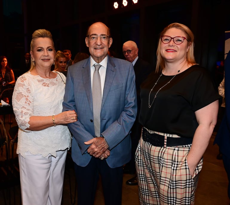 Mirtha Rodríguez de Saba, Gustavo Adolfo Saba y Kelly C. Landry.