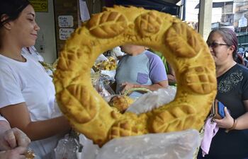 Chipa para todos los gustos ofertan en el Mercado 4 y calles del centro histórico de Asunción.