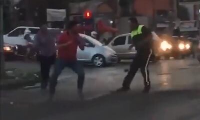 Pelea entre un agente de tránsito y varios hombres en plena hora pico.