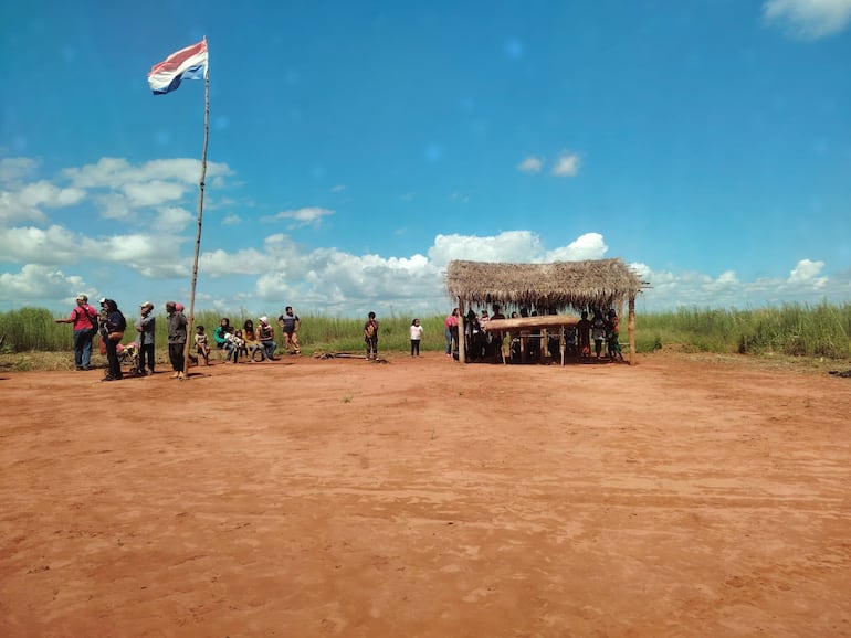 Parlamentarios visitan la comunidad nativa de Ypehú. (Gentileza)