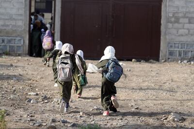 Niños llegan a una escuela pública en Saná, Yemen, el pasado sábado.