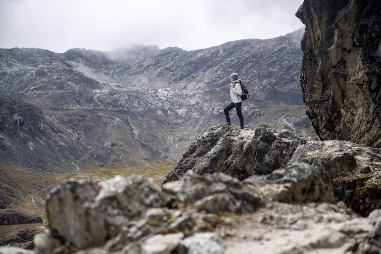 Una persona asciende por la montaña y entre los acueductos en el monte Chacaltaya el 1 de marzo de 2026 en El Alto (Bolivia).