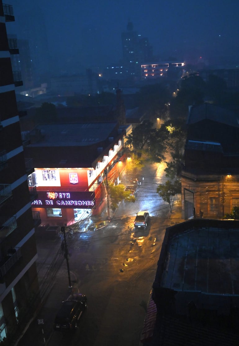 Pronóstican un lunes marcado por las lluvias: ¿bajará la temperatura esta semana?