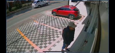 Malviviente al momento de ingresar al local de venta de celulares para intentar asaltarlo.