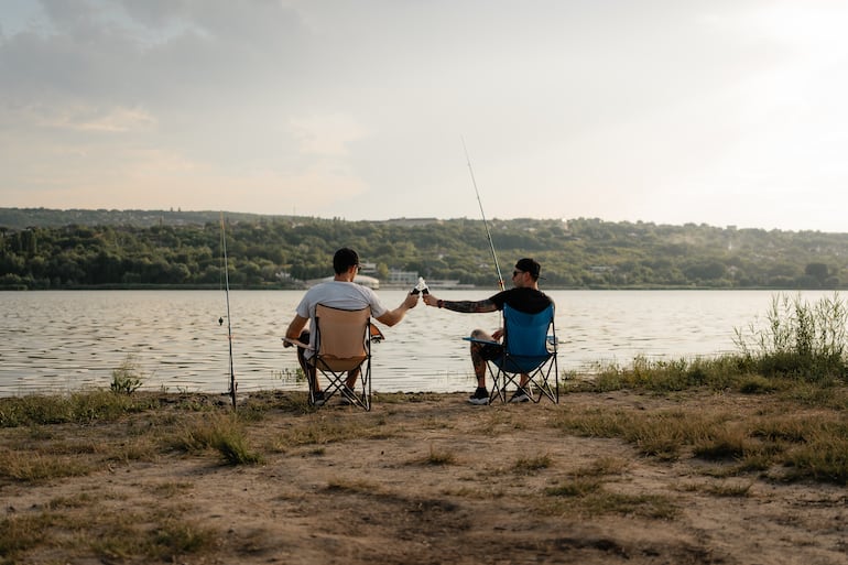 Dos hombres pescando.